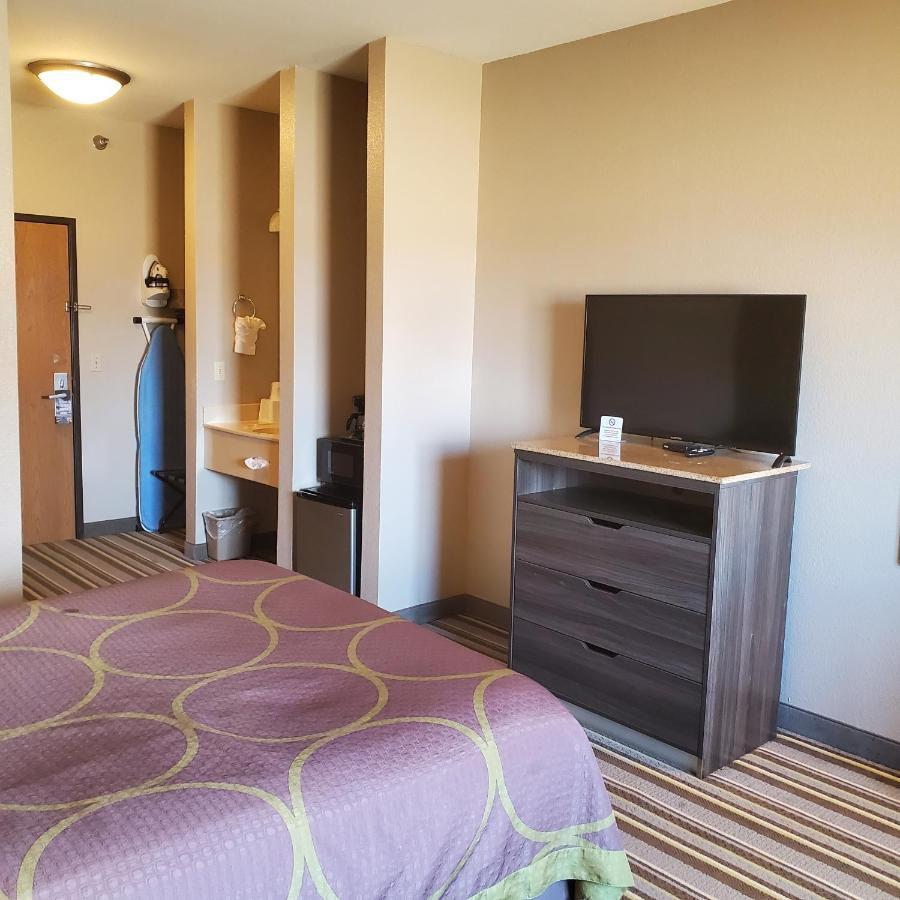 Super 8 By Wyndham Iola Ks Hotel Buitenkant foto