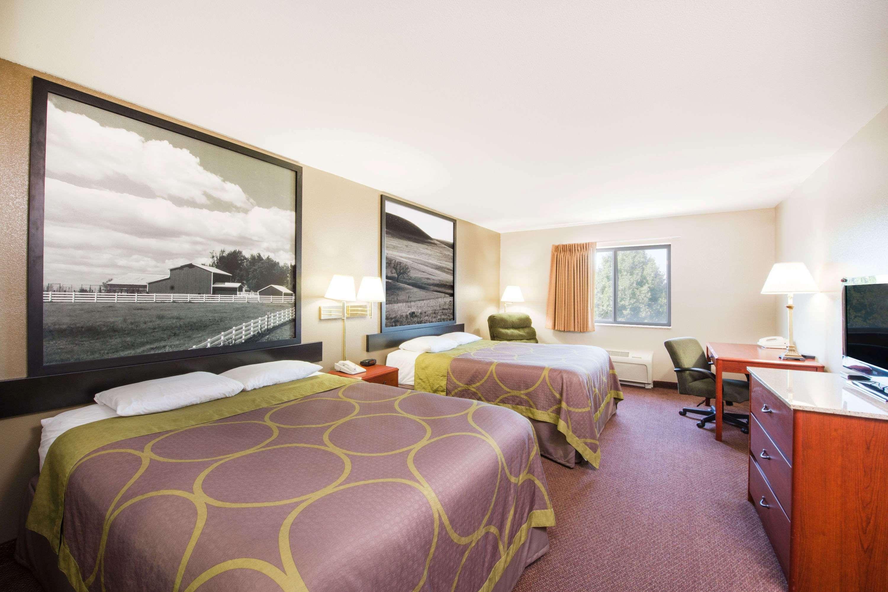 Super 8 By Wyndham Iola Ks Hotel Buitenkant foto