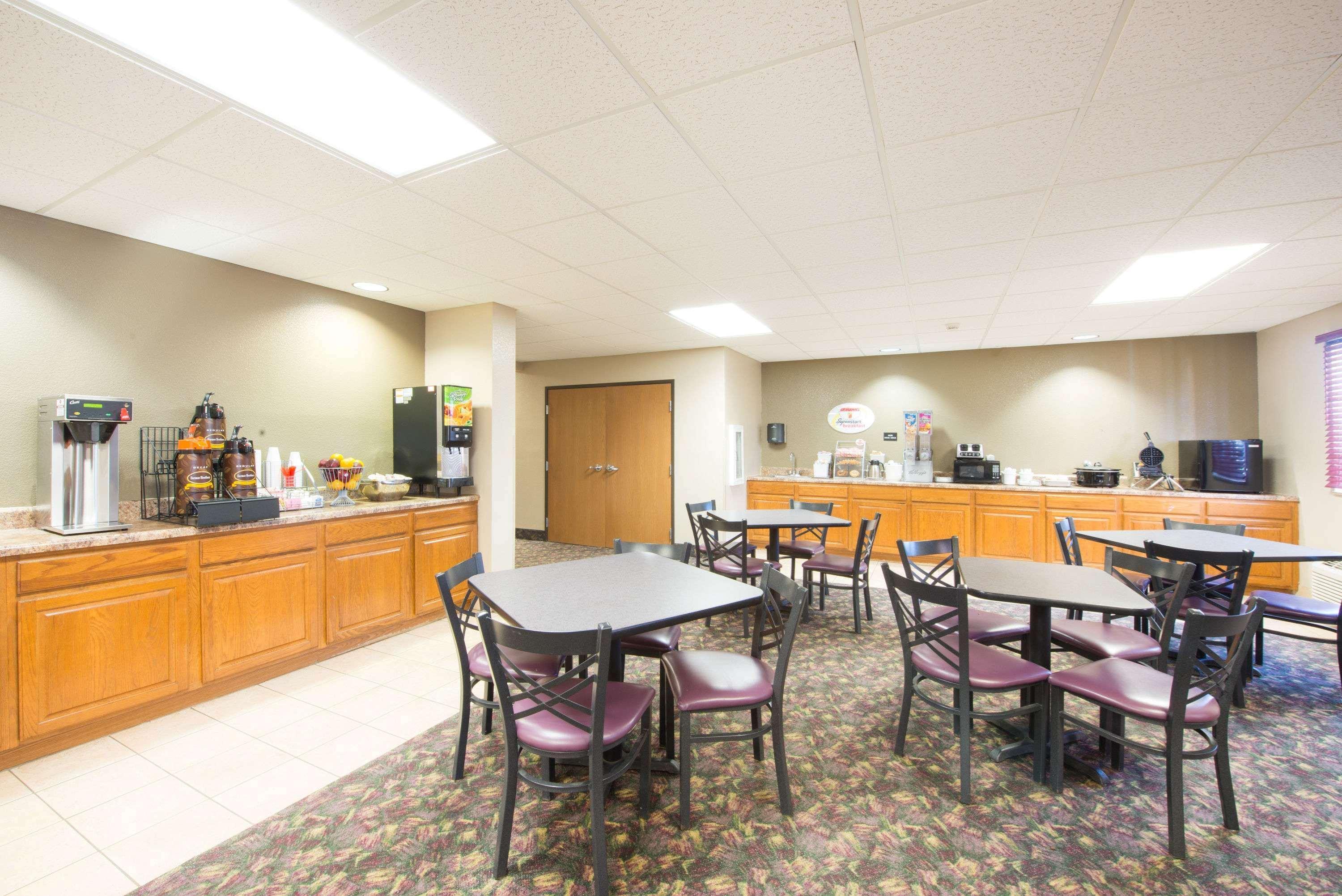 Super 8 By Wyndham Iola Ks Hotel Buitenkant foto