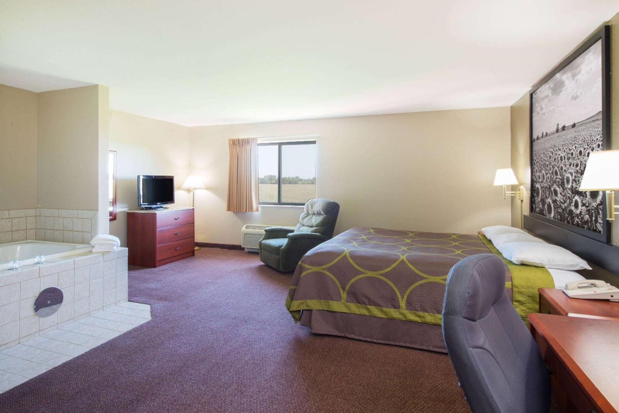 Super 8 By Wyndham Iola Ks Hotel Buitenkant foto