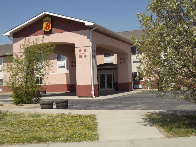 Super 8 By Wyndham Iola Ks Hotel Buitenkant foto