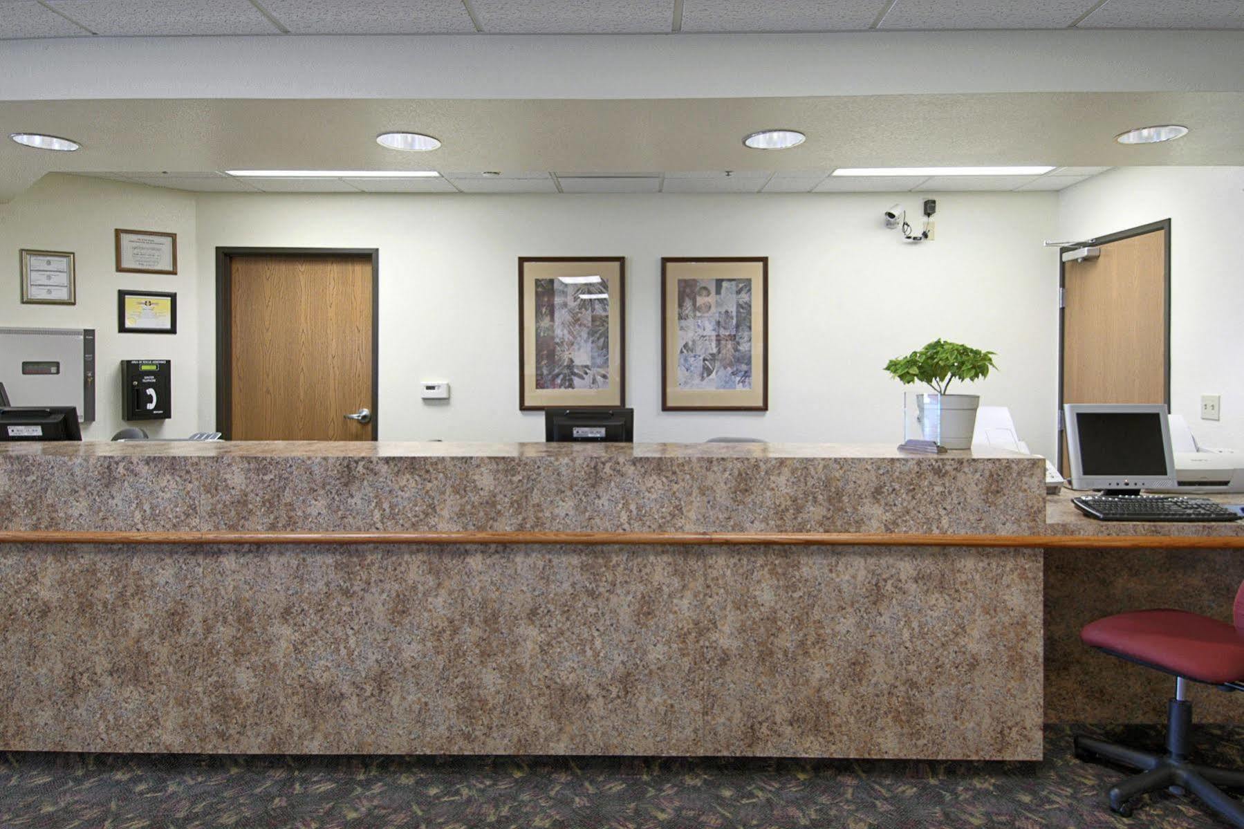 Super 8 By Wyndham Iola Ks Hotel Buitenkant foto