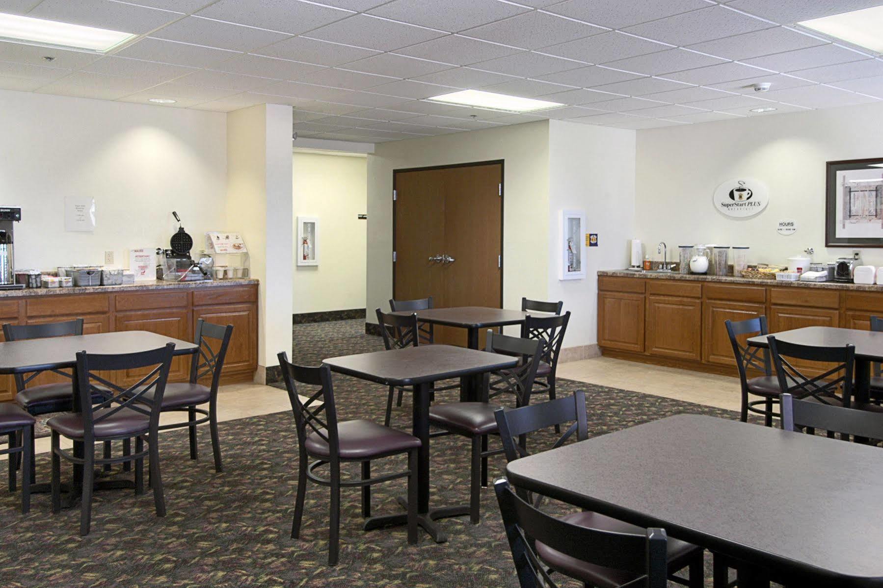Super 8 By Wyndham Iola Ks Hotel Buitenkant foto