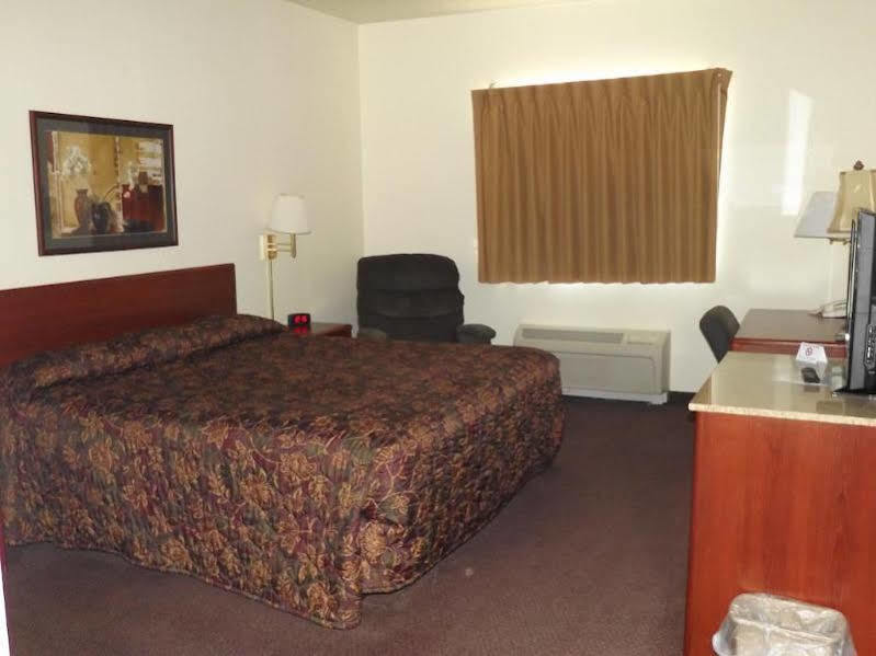 Super 8 By Wyndham Iola Ks Hotel Buitenkant foto