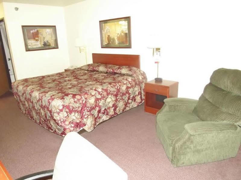 Super 8 By Wyndham Iola Ks Hotel Buitenkant foto