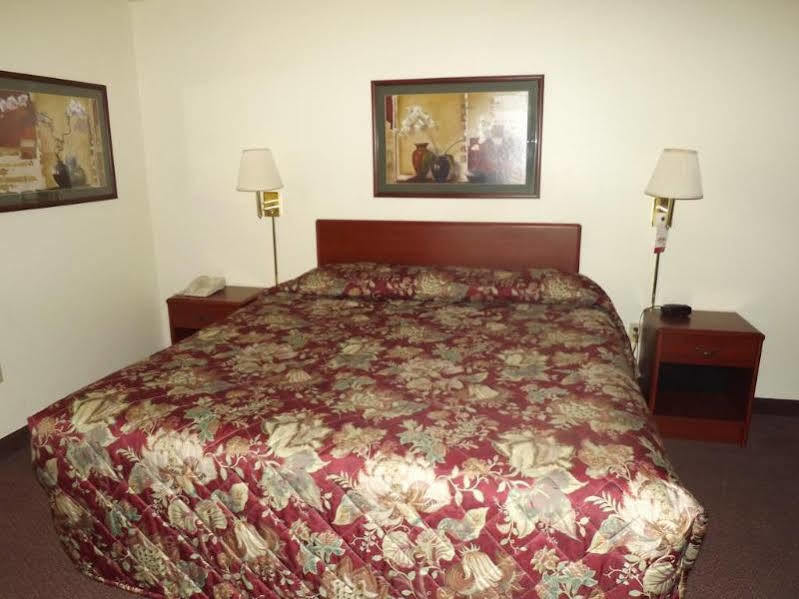Super 8 By Wyndham Iola Ks Hotel Buitenkant foto