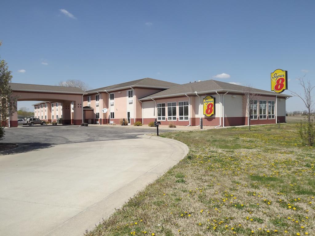 Super 8 By Wyndham Iola Ks Hotel Buitenkant foto